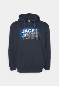 Marinblå hoodie med ett framsidetryck som visar "JACK&JONES" och koordinater. Justerbar dragsko med kontrasterande blå och vita ränder. Mjuk textur.