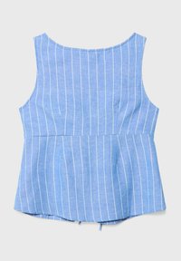 Modrá bezrukávová blůza s bílými svislými pruhy. Má kulatý výstřih a nařasený pas, který vytváří rozšířený siluetu. Materiál z bavlněné směsi.