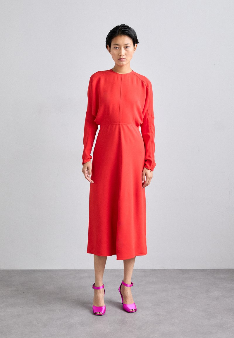 Victoria Beckham DOLMAN MIDI DRESS - Vestido de cóctel - red