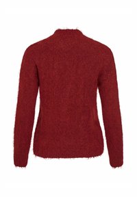 Czerwony, puszysty sweter z wysokim kołnierzem, długimi rękawami i lekko luźnym krojem. Miękka tekstura z minimalnie widocznymi szwami na plecach.