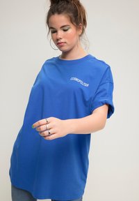 Studio Untold DANS LE DOS COL ROND ET - T-shirts basic - cornflower blue
