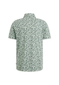 Camisa de manga corta en verde claro con un patrón de hojas, que cuenta con cuello tipo polo y detalle de botones en la parte trasera, hecha de tela suave.