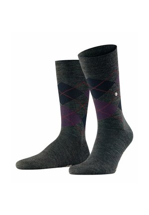 Chaussettes grises arborant un motif argyle en vert foncé, bourgogne et noir avec des accents rouges ; texture finement tricotée et bord ribbé.