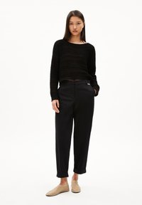 ARMEDANGELS KAADWI - Stoffhose - black
