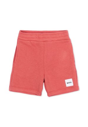 Pantaloncini da bambino color corallo con vita elastica, tasche laterali e una piccola toppa bianca con la scritta "BOSS" sulla gamba sinistra.