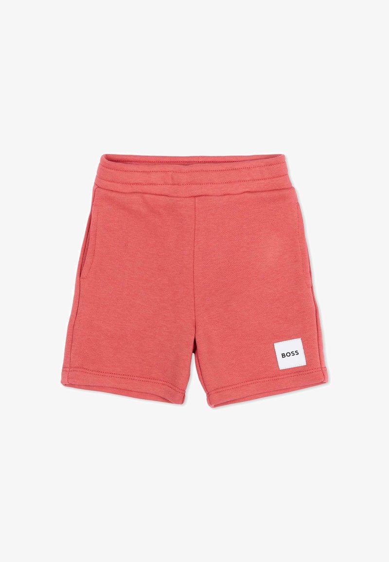 Shorts pour tout-petit de couleur corail avec une ceinture élastique, des poches latérales et un petit patch blanc portant l'inscription "BOSS" sur la jambe gauche.