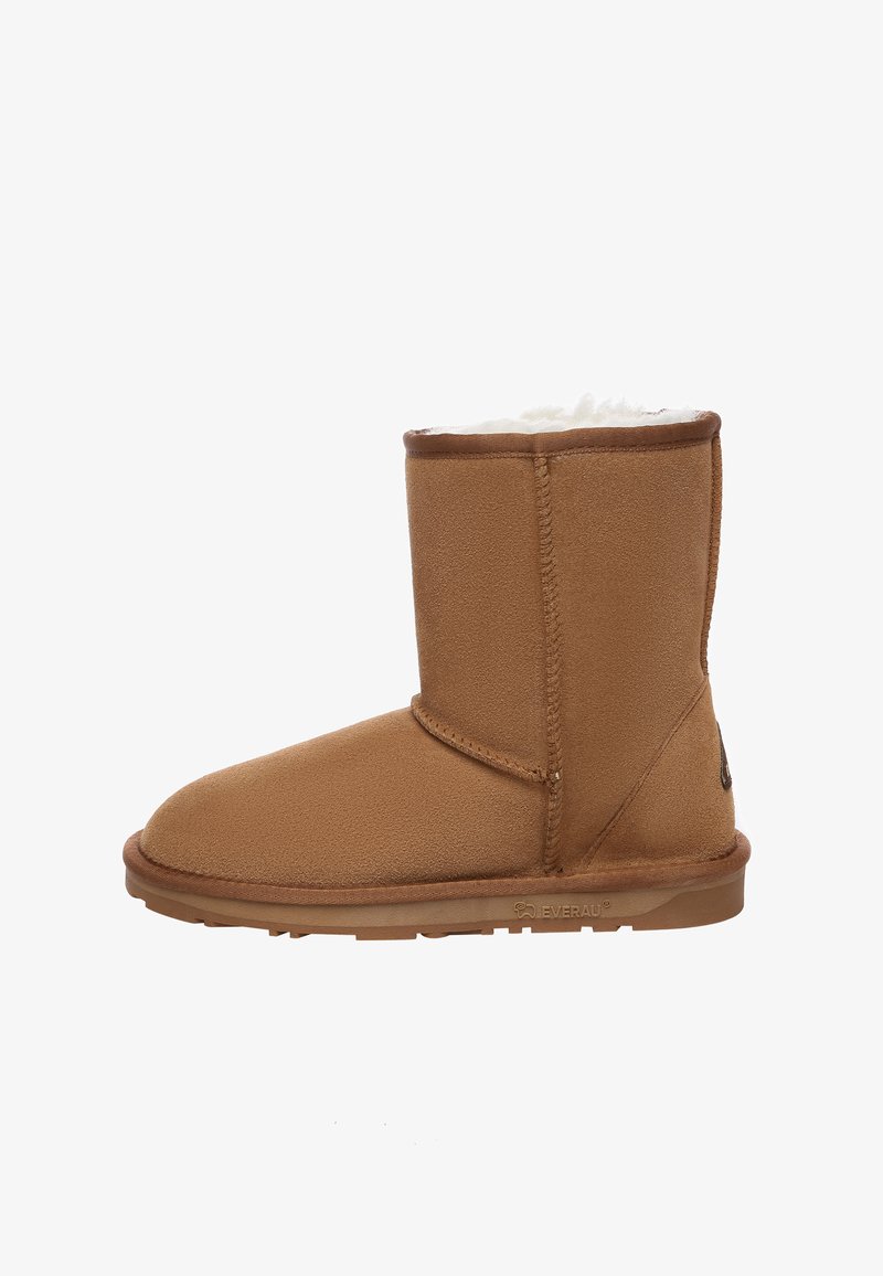 Braune Wildleder-Ankle Boots mit runder Zehenpartie, weichem weißen Futter und flacher Gummisohle. Mit sichtbaren Nähten und einem Logodetail an der Seite.