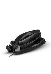 Borsa a pochette nera con chiusura a zip, due scomparti interni e una tracolla regolabile. Realizzata in materiale liscio con una leggera texture.
