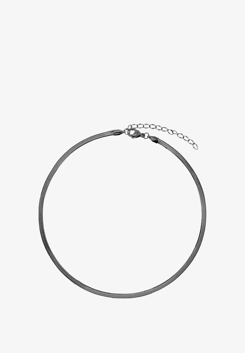 Collier ras du cou en maille métallique de couleur gris foncé avec un design élégant et flexible. Dispose d'une fermeture à clasp et d'une chaîne ajustable pour la longueur.