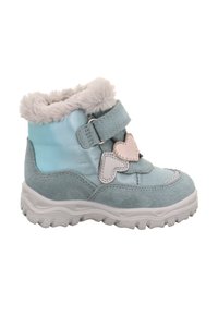Hellblaue Stiefeletten aus Wildleder und Stoff, mit einem flauschigen grauen Kragen und einem pinken Herzakzent, ausgestattet mit einer strukturierten weißen Gummisohle.