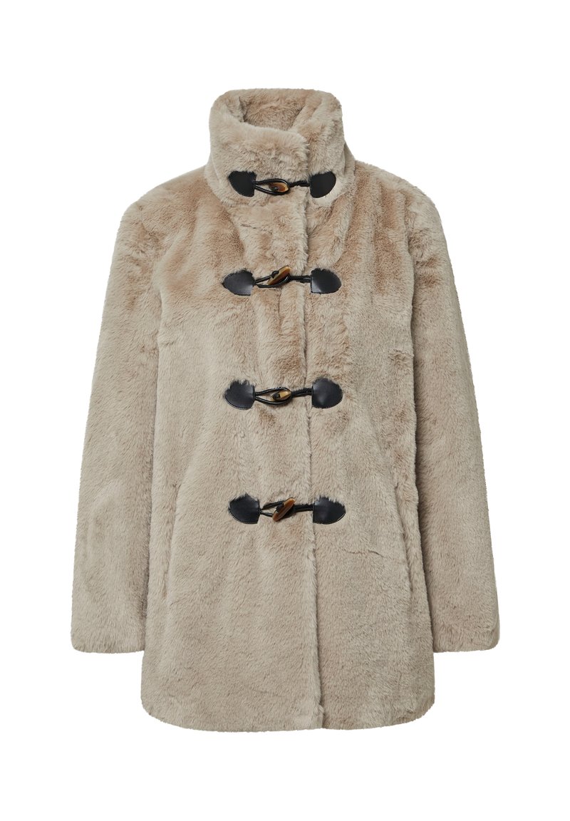 Beżowy płaszcz z sztucznego futra z wysokim kołnierzem, z czarnymi zapięciami na guziki typu toggle i miękką, teksturowaną powierzchnią. Okrągły dół i długie rękawy.