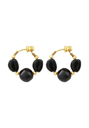 Boucles d'oreilles anneaux en or avec trois grosses perles noires irrégulières chacune, séparées par de petites perles dorées et des détails en fil en haut.