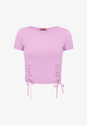 Lilla cropped top med korte ærmer, rund halsudskæring og snørebånd på begge sider nær kanten.