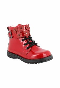 Stivaletto alla caviglia in vernice rossa con polsino decorato da fiori, lacci neri e suola in gomma. Presenta un dettaglio con fibbia laterale.