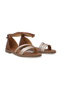 Braune Leder-Sandalen mit flacher Sohle, ausgestattet mit einem breiten metallischen Glitzerriemen und einem Knöchelriemen mit Schnallenverschluss.