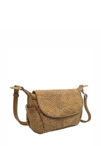 Sac à main en paille tissée avec un rabat et une bandoulière en cuir marron. Possède une forme arrondie et un logo discret à l'avant. Bandoulière ajustable incluse.