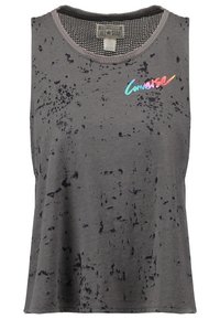 Camiseta sin mangas de algodón gris con un patrón moteado y un logotipo multicolor de "Converse" en el pecho, con un cuello de malla ligero.