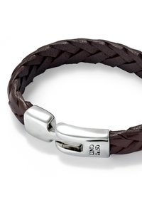 Pulsera trenzada de cuero marrón con cierre de plata pulida grabado con la marca, que muestra un diseño texturizado.