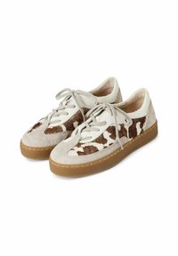 Sneakers con parte superiore in suede beige e tessuto a stampa bovina, con dettagli in pelle bianca. Design con lacci e suola in gomma color marrone chiaro.