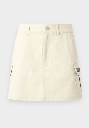 Gonna a linea A color crema con passanti per cintura, chiusura con bottoni e tasche cargo laterali, distesa su uno sfondo chiaro.