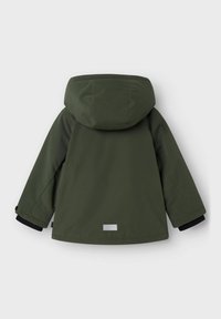 Giacca isolante verde con cappuccio, polsini elasticizzati e etichetta logo argentata sull'orlo. Tessuto liscio con un design pulito e minimalista.