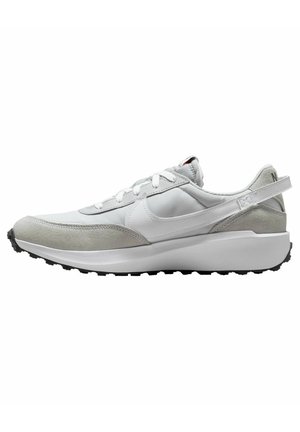 Hvid og lysegrå Nike-sneaker med snørebånd, polstret sål, tekstureret tå og mærket hælflap, vist fra siden på en hvid baggrund.