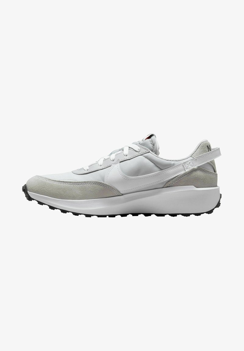 Baskets Nike blanches et gris clair avec fermeture à lacets, semelle coussinée, bout texturé et languette de talon siglée, vues de profil sur fond blanc.