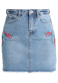 Jupe en denim bleu clair au design ajusté, avec des broderies florales rouges et bleues sur le devant, un ourlet brut et une fermeture à bouton classique.