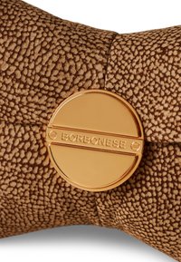 Matériau en cuir texturé marron avec une finition à motifs distinctifs. Présente un logo circulaire en or avec "BORBONESE" gravé, mettant en valeur le design.