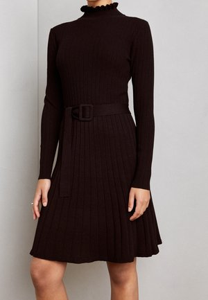 Robe en maille côtelée marron foncé avec manches longues, col haut à volants, jupe plissée et ceinture assortie avec boucle carrée à la taille.