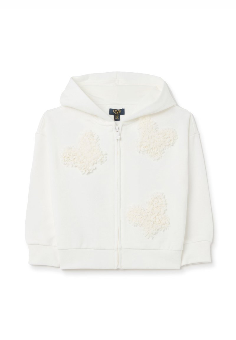 Sudadera blanca con cremallera, que presenta una textura suave y esponjosa, adornada con tres apliques texturizados en forma de nube en la parte delantera. Incluye capucha y puños acanalados.