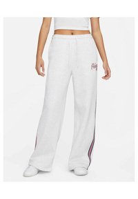 Hellgraue Jogginghose aus weichem Stoff mit lockerer Passform, ausgestattet mit seitlichen Streifen in Rot und Blau sowie einem Kordelzugbund.