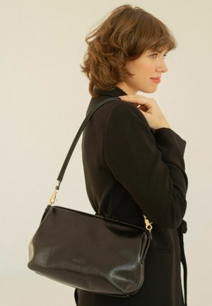 Borsa a mano in pelle nera con una texture liscia e una forma strutturata. Presenta una tracolla corta con dettagli in metallo dorato.