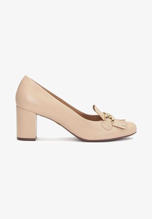 Bežiniai odiniai bateliai su apvaliu pirštu, blokuotu kulnu ir dekoratyviu kutu su auksiniais akcentais. Lygus paviršius visoje batų dalyje.