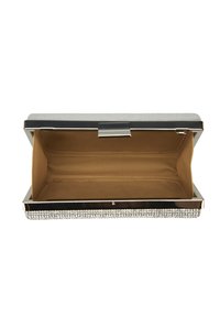 Rechteckige metallische Clutch mit einer glatten silbernen Oberfläche, verziert mit klaren Strasssteinen entlang der unteren Kante, ausgestattet mit einem beige Stoffinnenraum.