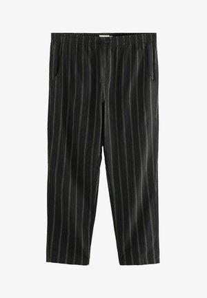 Zwart gestreepte broek met een elastische tailleband, voorzien van zijzakken en een losse pasvorm. De strepen zijn in een contrasterende lichte kleur.