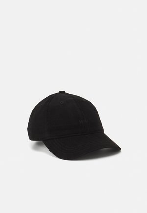 Casquette de baseball en velours côtelé noir avec une couronne arrondie, une visière courbée et un détail brodé subtil. Présente des trous de ventilation et une sangle ajustable.