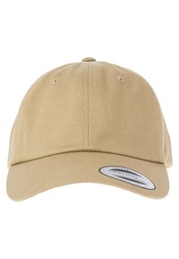 Khaki színű baseball sapka tartós pamut twill anyagból, lekerekített koronával és ívelt fényvédelemmel, amelyen a napellenzőn márkás címke található.