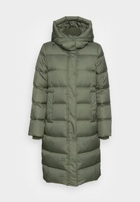 Groene pufferjas met een hoge kraag en een oversized capuchon. Heeft een gewatteerd ontwerp, drukknoopsluitingen en afgeknipte mouwen voor extra warmte.