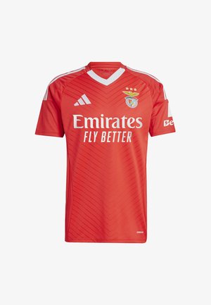 Röd fotbollströja med horisontella ränder, v-ringning, vita accenter och Benfica-logotyp. Tillverkad av lätt och andningsbart material.