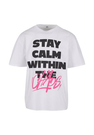 Valge puuvillane T-särk lühikeste varrukatega, millel on julged mustad kirjad "OLE RAHULIK MEHESTES" ja roosa graffitistiilis aktsent.