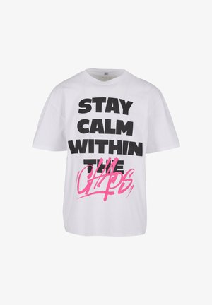 Valge puuvillane T-särk lühikeste varrukatega, millel on julged mustad kirjad "OLE RAHULIK MEHESTES" ja roosa graffitistiilis aktsent.