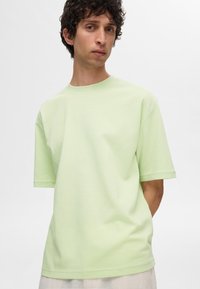 Selected Homme SLH LOOSE OSCAR O NECK TEE - T-shirt basic - bok choy