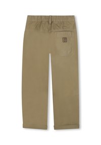 Beige bomullsbukser med elastisk midje, rette ben og en baklomme med et kvadratisk logo-patch. Oppbrettede ermer.