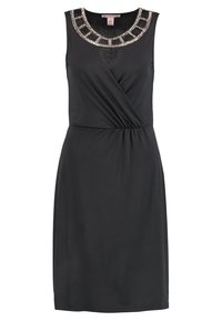 Schwarzes ärmelloses Kleid mit Wickeldesign, das einen strukturierten Ausschnitt mit metallischen Akzenten aufweist. Weicher Stoff mit tailliertem Schnitt und geradem Rock.