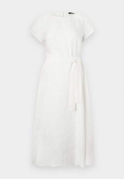 Λευκό φόρεμα μίντι με κοντά μανίκια, στρογγυλή λαιμόκοψη και υφασμάτινη ζώνη δεμένη στη μέση, απεικονισμένο σε απλό ανοιχτό φόντο.