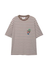 Stripet kortærmet t-shirt i brun og hvid, med et lille farverigt broderi på brystet og en rund halsudskæring.