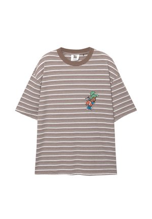 Tricou cu mânecă scurtă în dungi, de culoare maro și alb, având un mic design brodat colorat pe piept și un guler rotund.