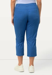 Ulla Popken 7/8 RETROUSSABLE POCHES - Pantalon classique - medium blue