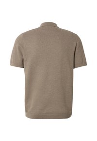 Polo marrone a maniche corte con trama e colletto, vista da dietro su sfondo bianco.